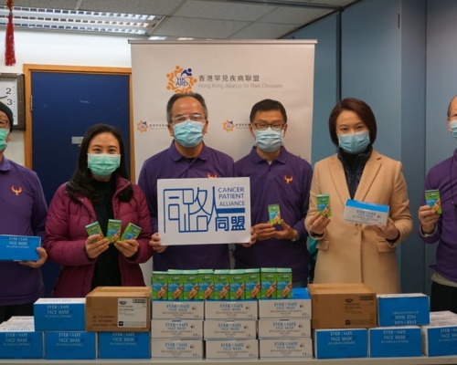 李慧琼葛珮帆向病人組織轉贈防疫用品。李慧琼FB圖