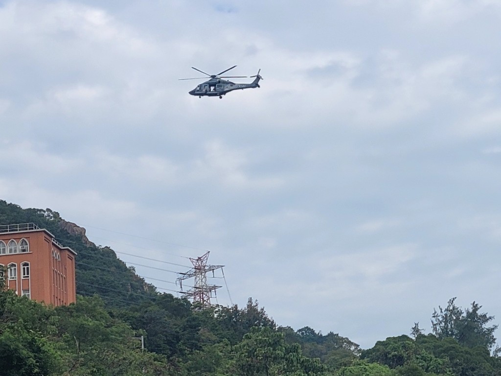 直升機下午繼續在飛鵝山一帶協助搜索。FB：賞望月@Choi Wan Estate彩雲邨