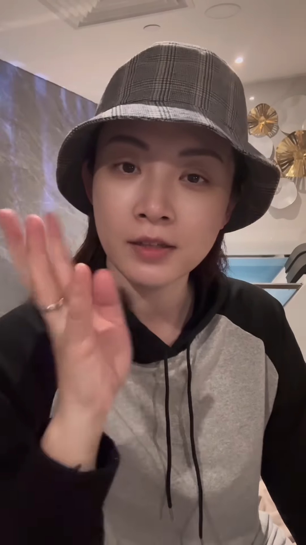 與媽媽一起按摩做Facial，令張文采再次變靚。