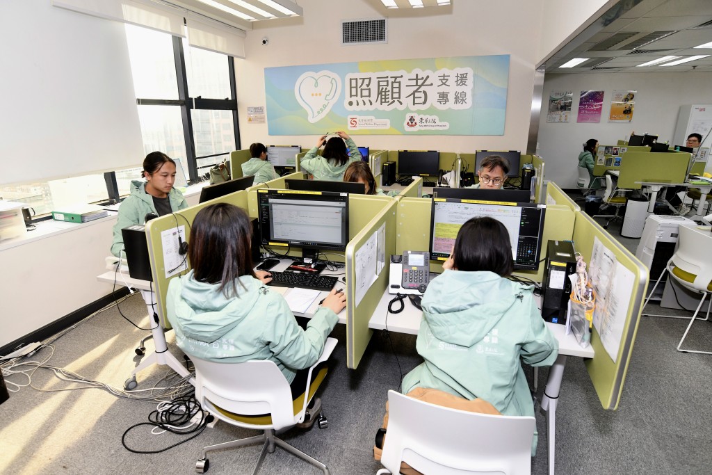 照顧者專線兩年接10萬求助 ，「護老」長者突然入院獲支援助爆門確認家人平安。何君健攝