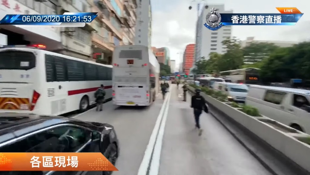 警員攔截一輛巴士。警方社交網站截圖