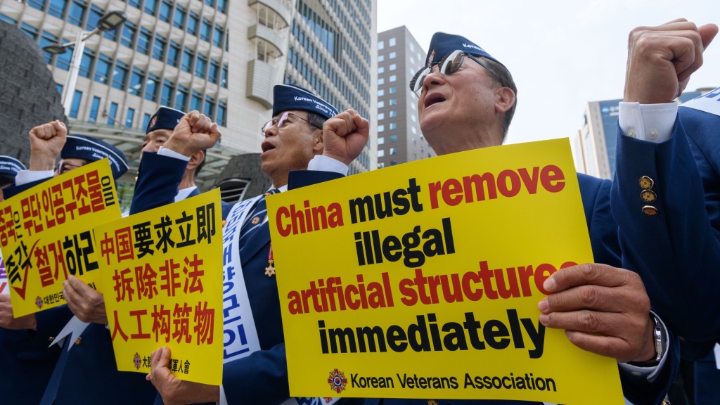 2025年4月，南韩退伍军人协会抗议中国在黄海安装钢结构建筑，要求斥除。 路透社