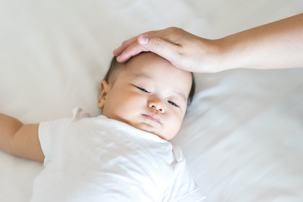 餵完寶寶吃奶和掃風後，可放他們在牀上哄睡。