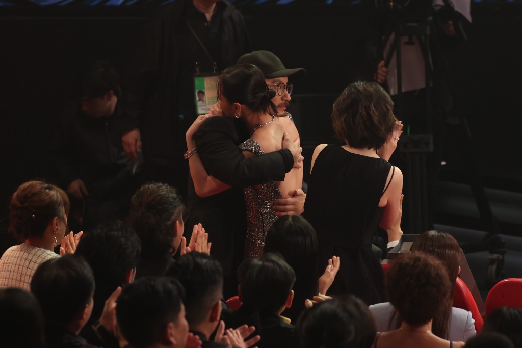 梁雍婷拥抱导演简君晋。