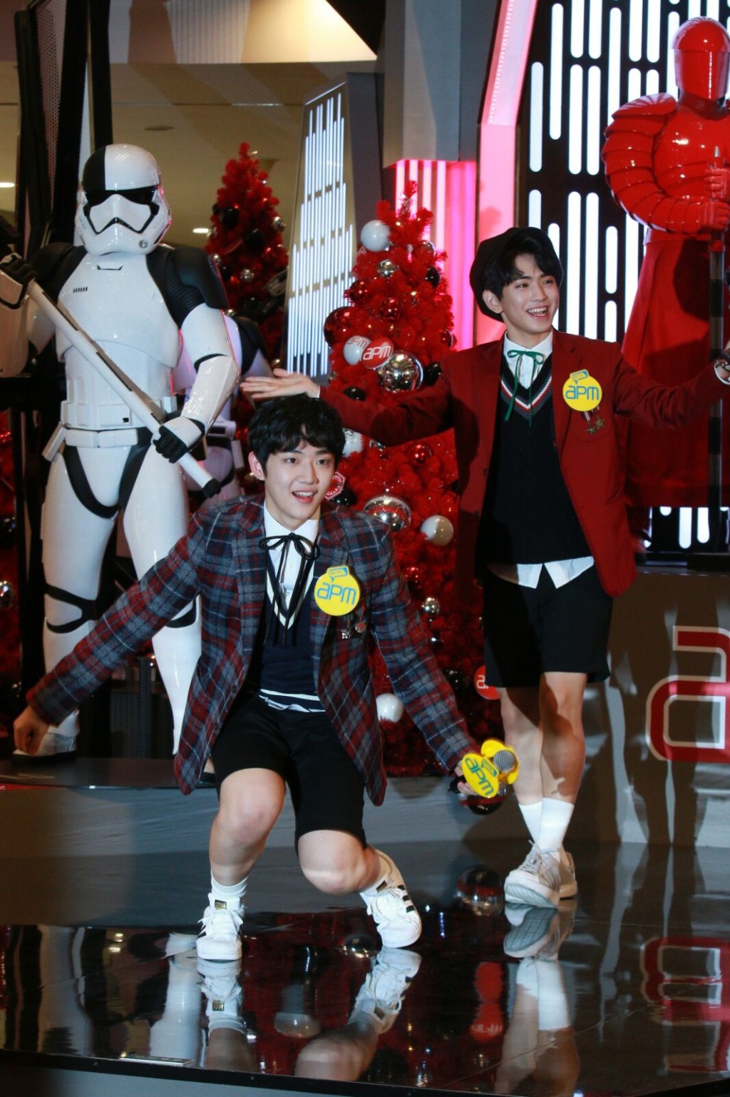 二人特別排了可愛舞步一開場便大冧粉絲。