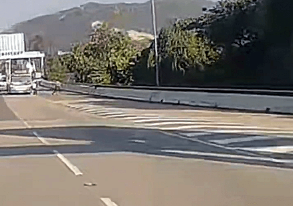 警員聞巨響後走避。(影片頻道「沿圖有理」提供)