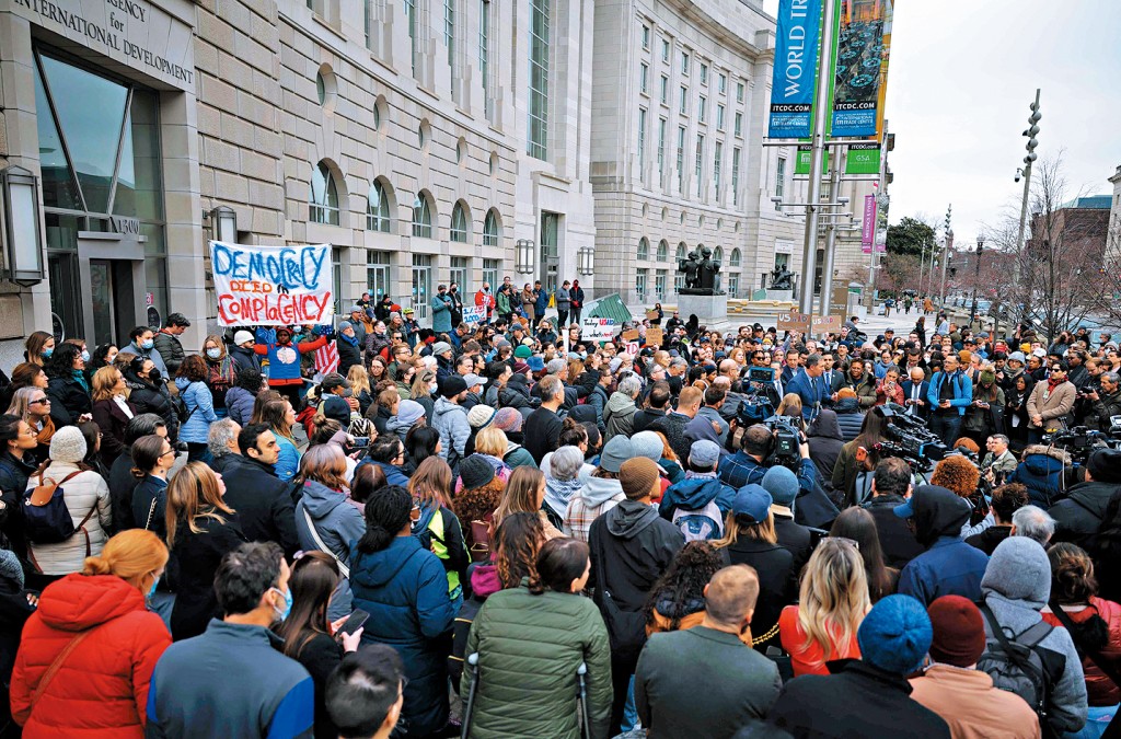 親民主黨示威者周一聚集華盛頓USAID總部外，反對總部被關閉。