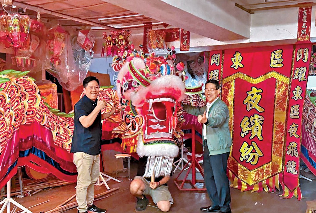 夜光舞龍全長逾300米，分10段拼砌而成，龍頭運用傳統紮作工藝製作。