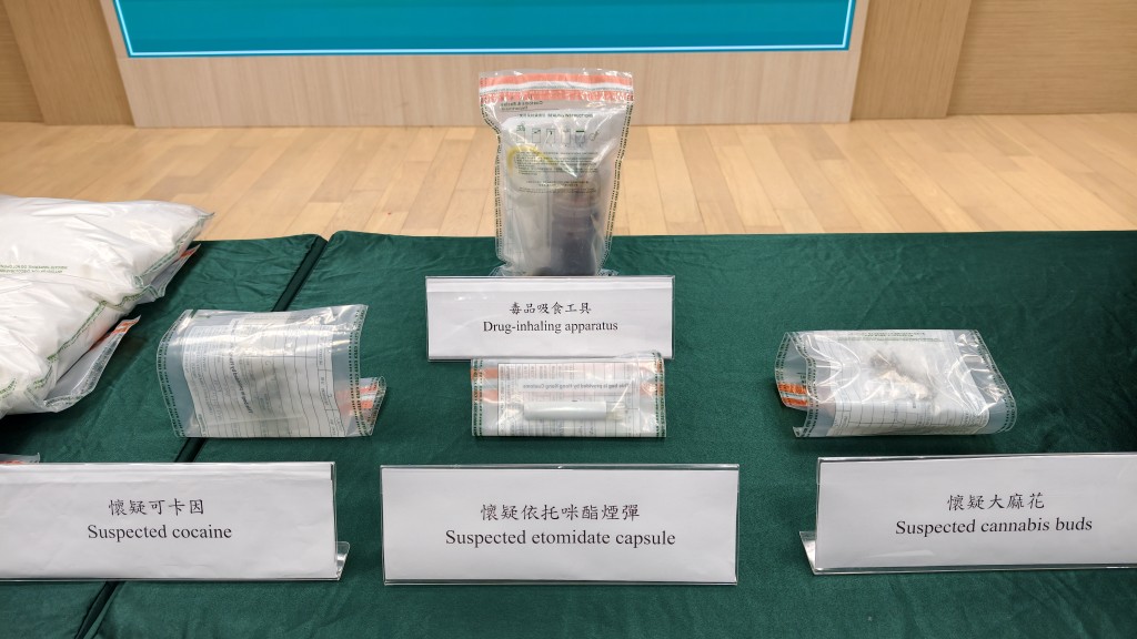 警方在被捕女子住所內檢獲毒品吸食工具。