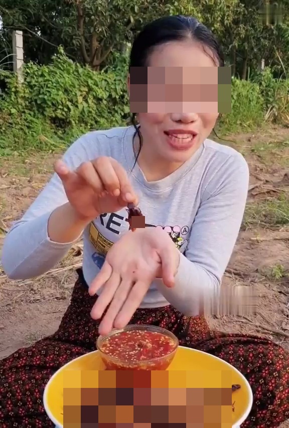 網上近日流傳一段懷疑女子炒曱甴，津津有味地連吃3隻薑蒽蟑螂的短片。網上截圖