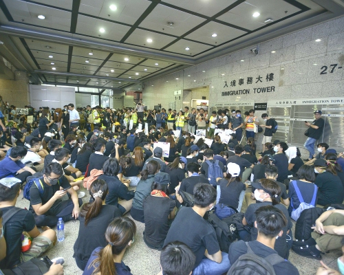 示威者一度佔據多座政府大樓。資料圖片