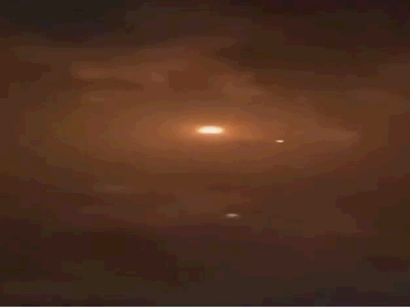 夜空中兩物體相撞後發出強光。片段截圖