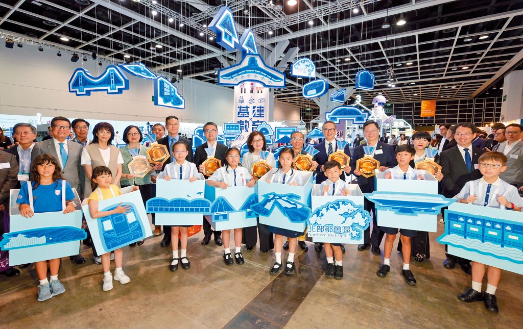 發展局局長甯漢豪(後排右六)、發展局常任秘書長(工務)劉俊傑(後排右四)、教育局副局長施俊輝博士(後排右七)、建造業議會主席何安誠教授(後排右五)和建造業議會執行總監鄭定寕(後排左二)在香港首個基建地圖前與其他嘉賓及學生合照。 發展局局長甯漢豪(後排右六)、發展局常任秘書長(工務)劉俊傑(後排右四)、教育局副局長施俊輝博士(後排右七)、建造業議會主席何安誠教授(後排右五)和建造業議會執行總監鄭定寕(後排左二)在香港首個基建地圖前與其他嘉賓及學生合照。