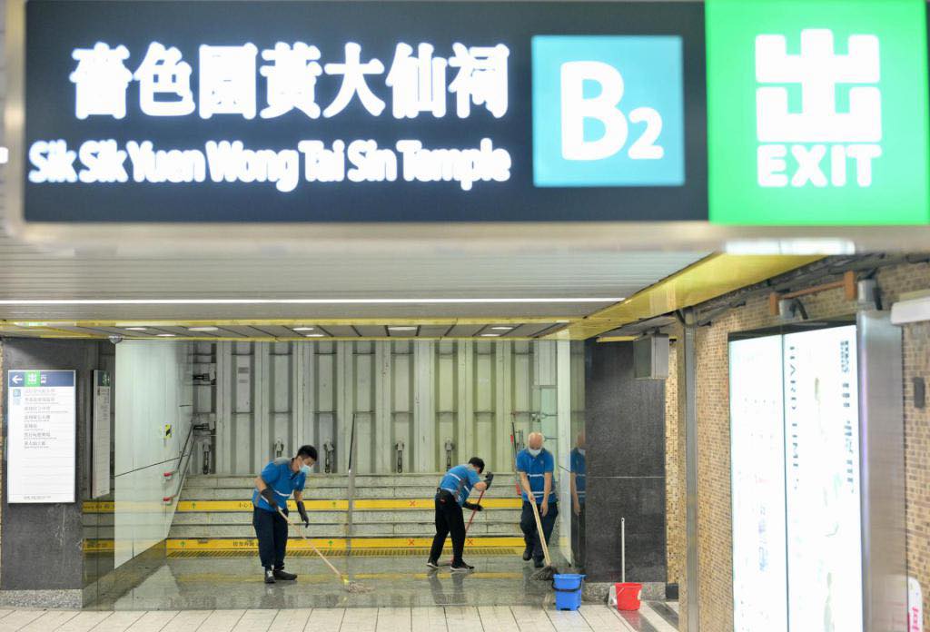 港鐵車站職員在黃大仙站清理積水。運流局fb
