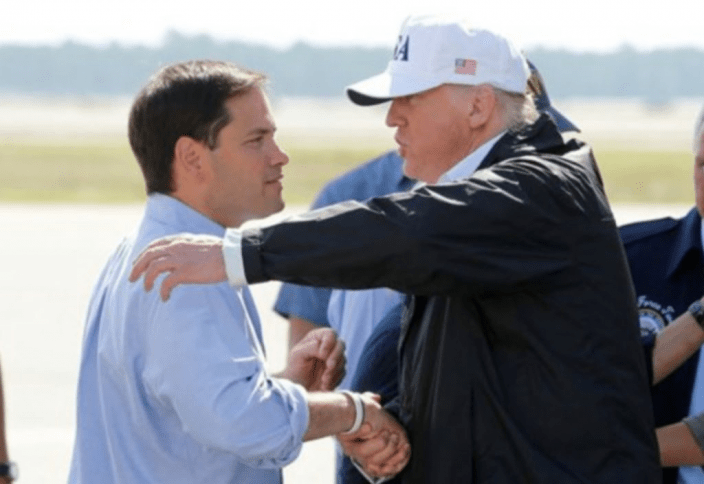 卢比奥是特朗普死党。在2017年9月14日，特朗普抵达美国佛罗里达州迈尔斯堡的西南佛罗里达国际机场，该州参议员卢比奥（左）问候特朗普并汇报飓风艾尔玛救灾工作情况。