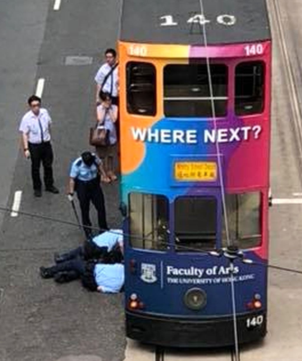 警方到場確認貓隻位置。