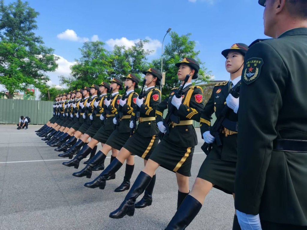 教官要求受閱官兵的每個動作和表情都要做到無可挑剔。楊浚源攝