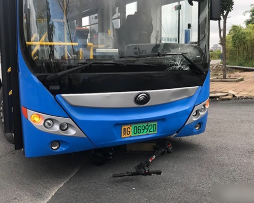 貴州安順市宋旗車站,一輛巴士撞上一輛電動單車,單車男當場死亡。 網圖