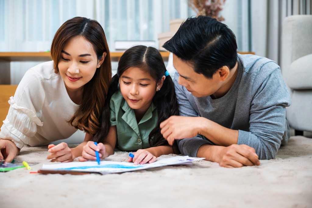 家長的角色需要從「掌舵者」逐漸轉變為「領航員」，以開放、尊重的溝通模式，給予孩子適度的自主權，同時「引導」他們建立正向思維。（示意圖）