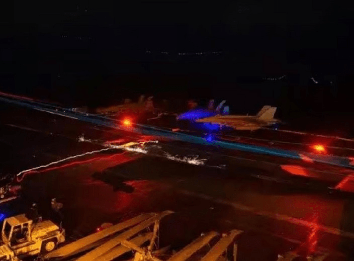 卡尔·文森号进行的战机夜间起降演习。