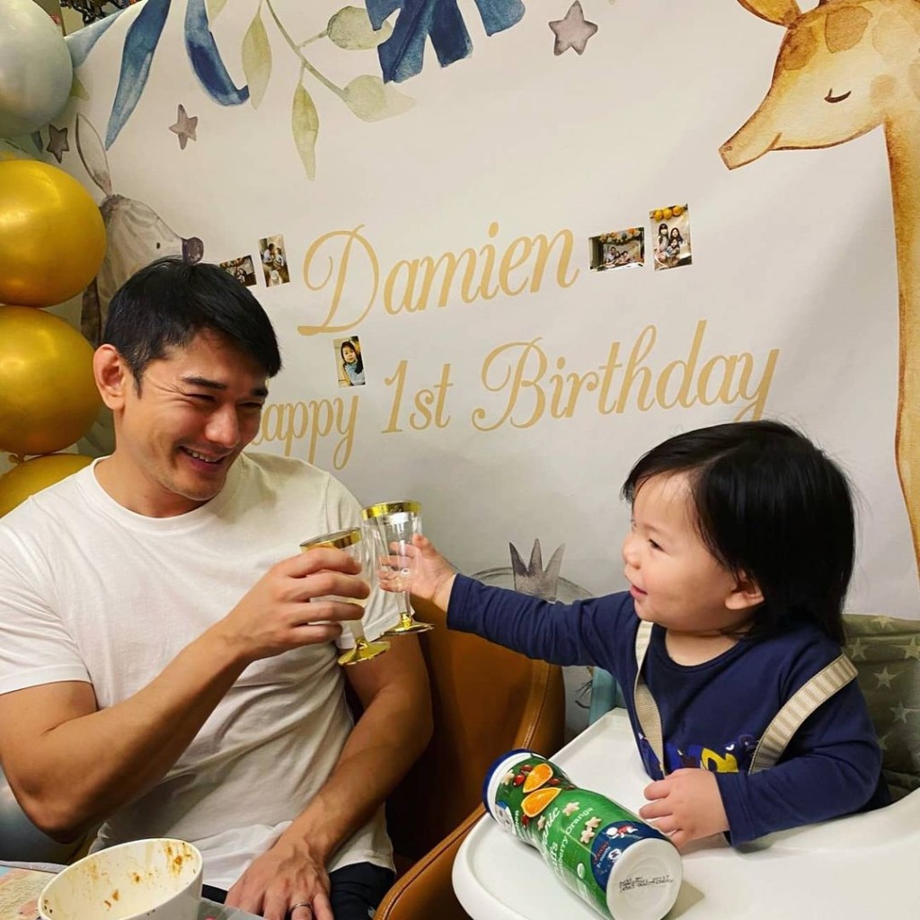 Damien大个仔同爸爸碰杯。