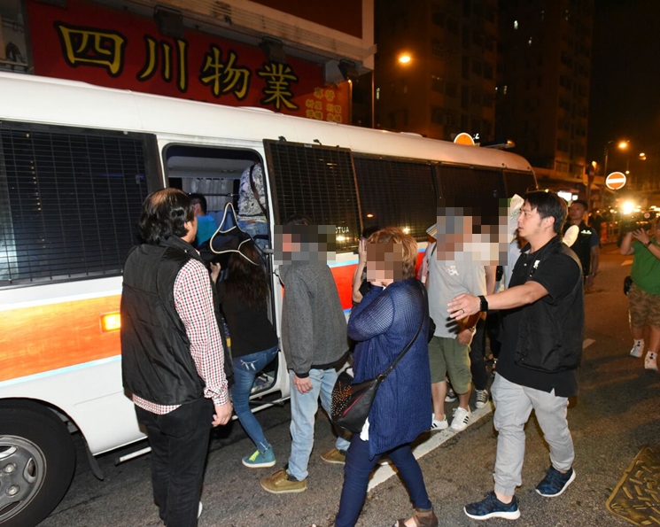 行動中，共有72男47女，年齡介乎26至68歲被捕。