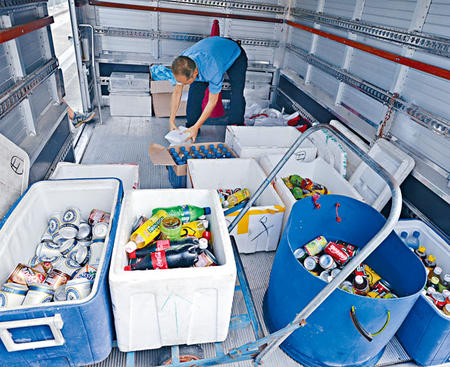 警方打擊黑幫壟斷地盤飯盒生意，並檢獲大批汽水和啤酒。
