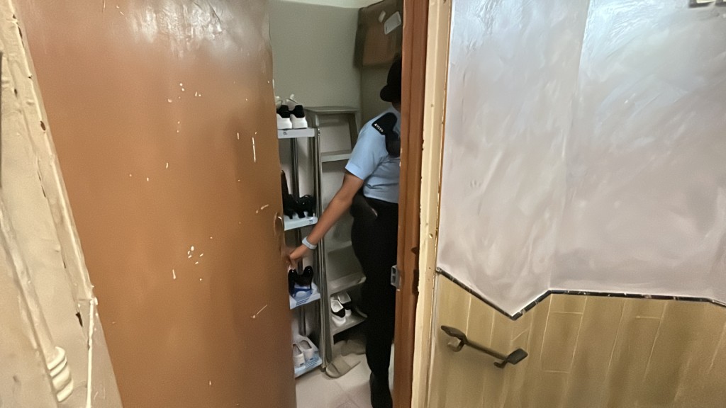 警員在按摩店調查。林思明攝