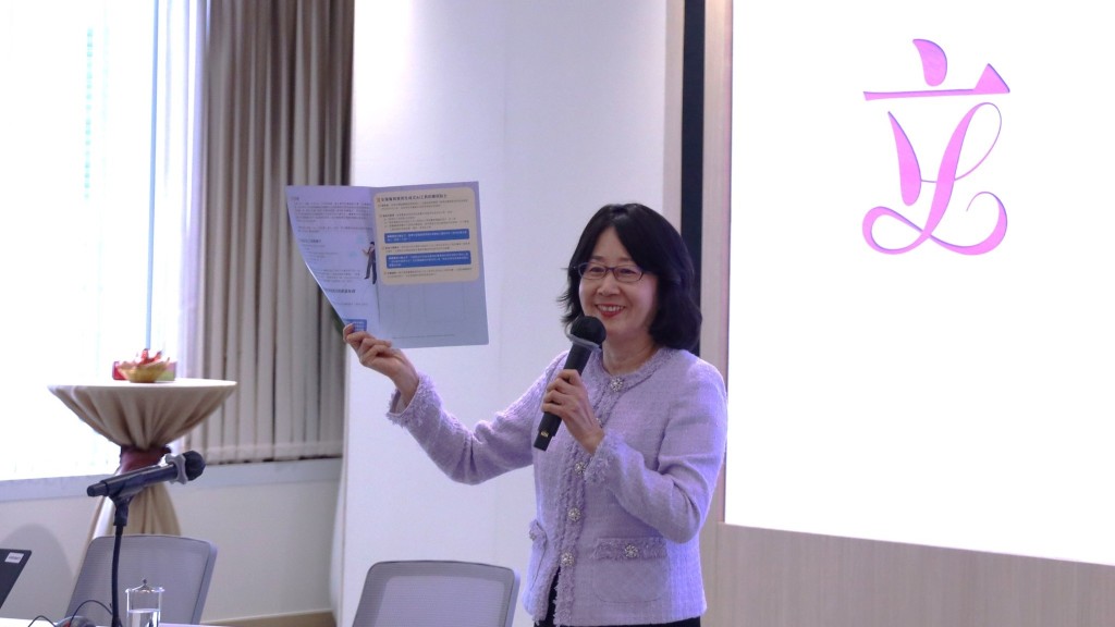 私隱專員鍾麗玲於立法會秘書處內部培訓講座發表演講。私隱專員公署FB圖片
