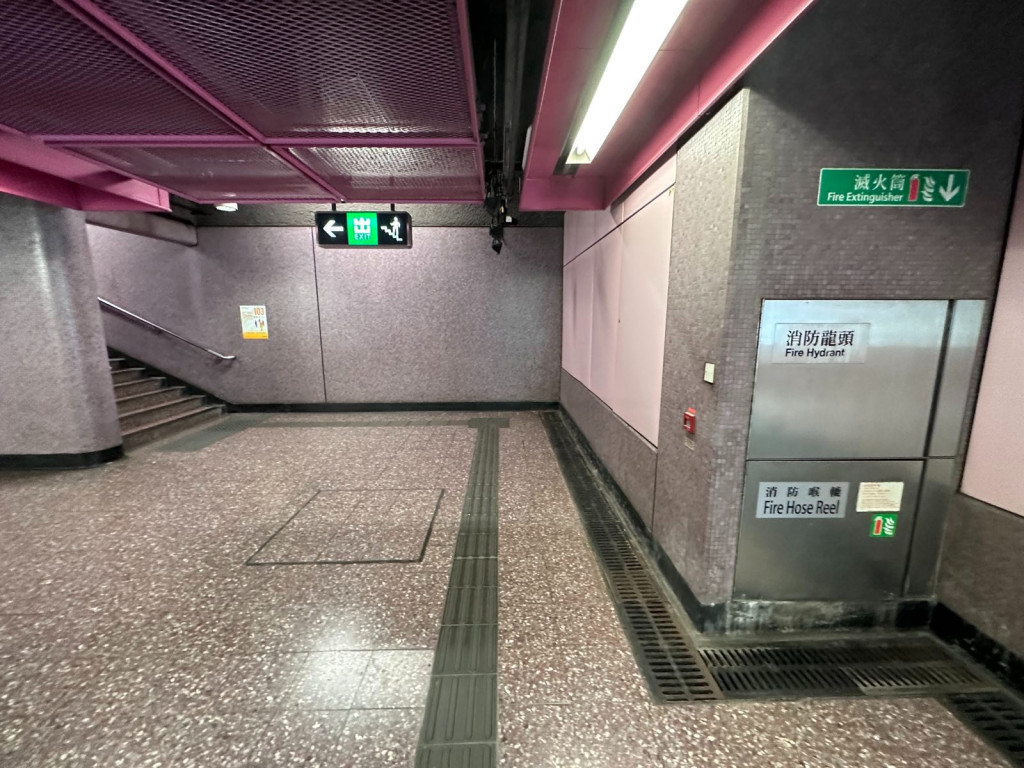 现场为铜锣湾站闸内一位置，邻近扶手电梯及楼梯。
