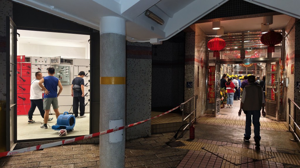 有居民指夏葵樓地下的機房傳出爆炸聲。黃文威攝