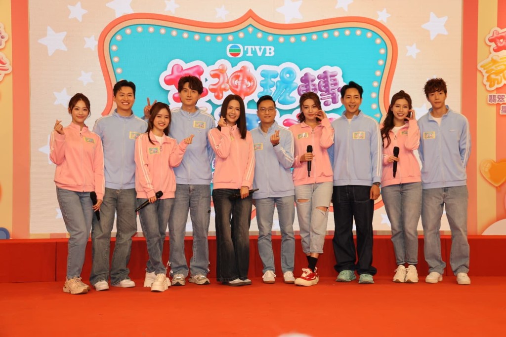 葉蒨文（左）和曾展望（左二）、羅毓儀（左三）和林俊其（左四）宣傳《女神玩轉嘉年華》。