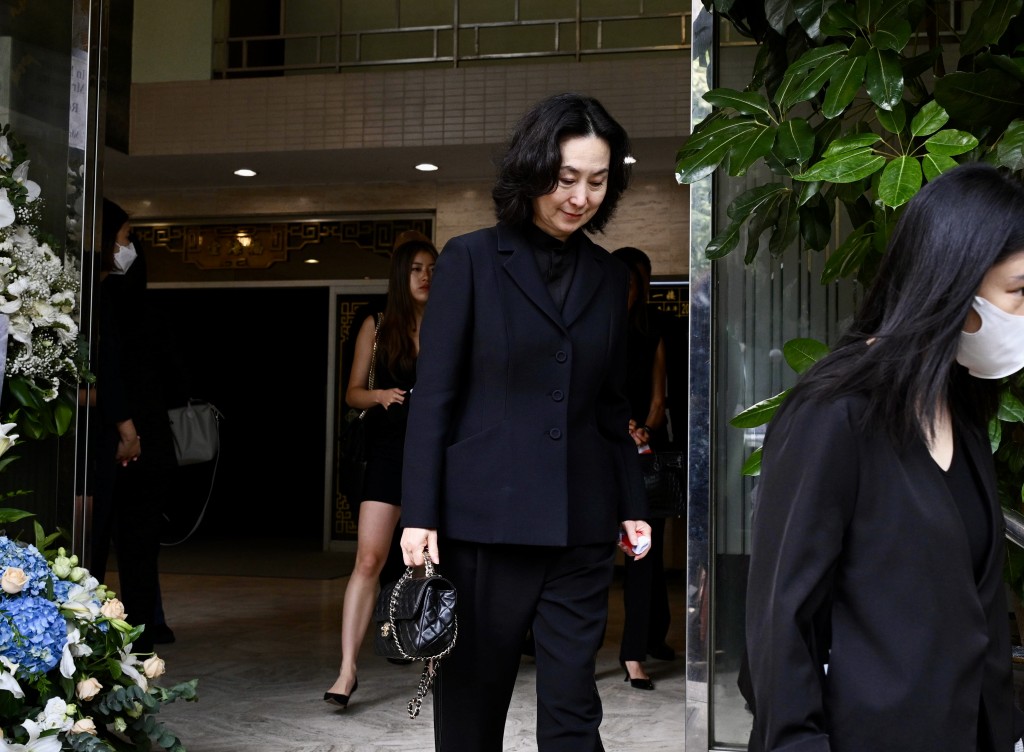 何柱國生前好友、全國政協常委何超瓊於大殮儀式期間致辭,喪禮完成後離開香港殯儀館。蘇正謙攝 何柱國生前好友、全國政協常委何超瓊於大殮儀式期間致辭,喪禮完成後離開香港殯儀館。蘇正謙攝