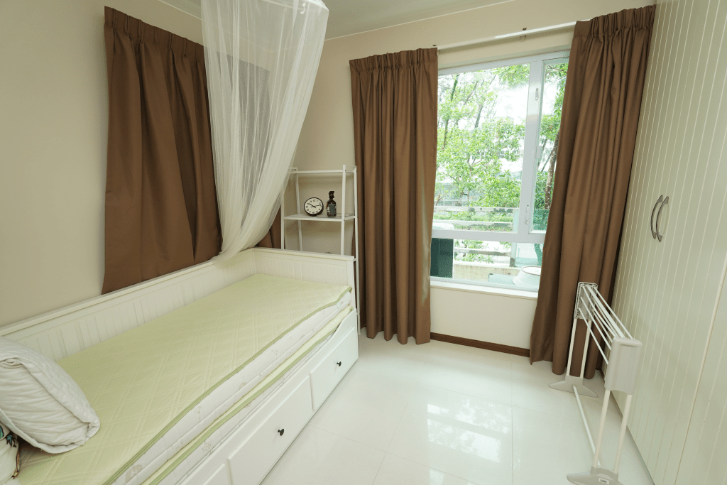 睡房空间阔落，备有阔窗赏翠绿树景。