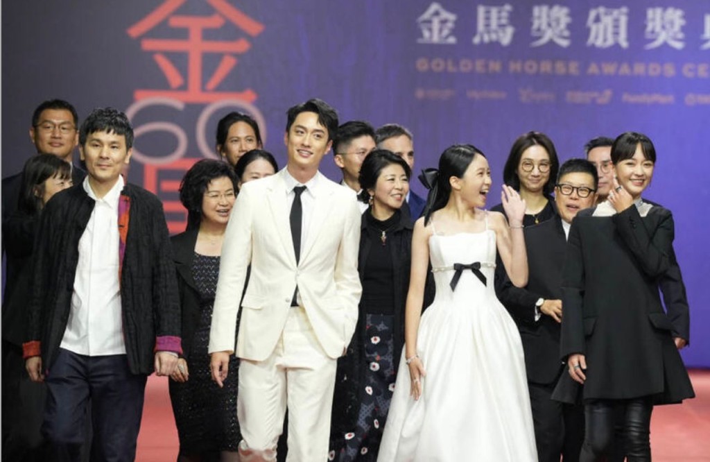 香港演員劉俊謙以一身白西裝出席。