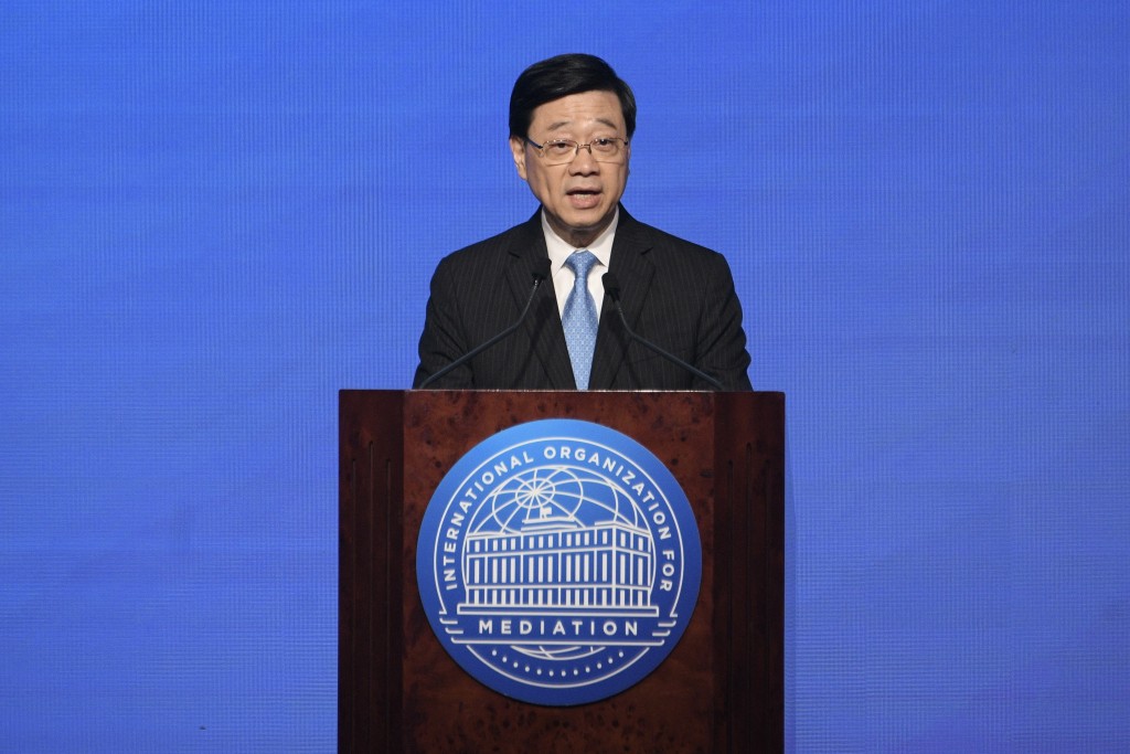 李家超在致辭時表示，香港很榮幸籌辦今天的簽署儀式，並在公約生效後，成為國際調解院總部的所在地。陳浩元攝