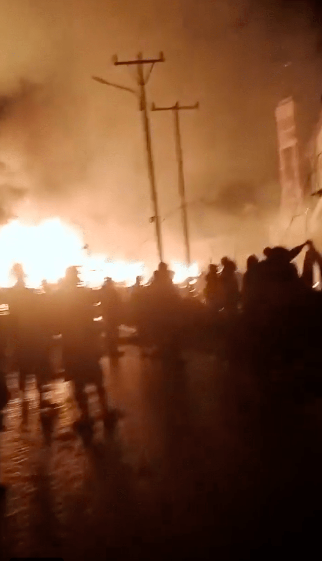 火警於當地時間周一凌晨零時25分左右,在巴布亞中部省帕尼艾縣(Paniai)東帕尼艾區巴普達村(Bapouda Village)一個市場首先發生。 火警於當地時間周一凌晨零時25分左右,在巴布亞中部省帕尼艾縣(Paniai)東帕尼艾區巴普達村(Bapouda Village)一個市場首先發生。