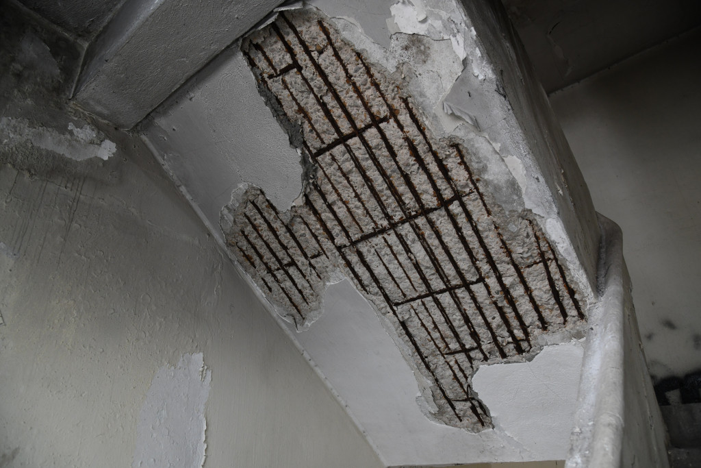 大厦维修情况欠佳，绝大部分楼层的楼梯位置天花均出现不同程度的石屎剥落情况。