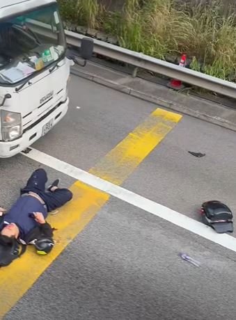 路面遺下電單車車尾廂及零件。FB國滴網片截圖