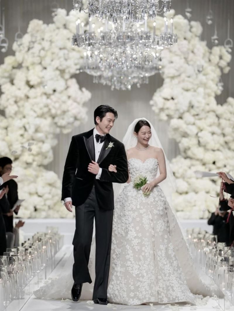 金宇彬與申敏兒今日公開婚照。