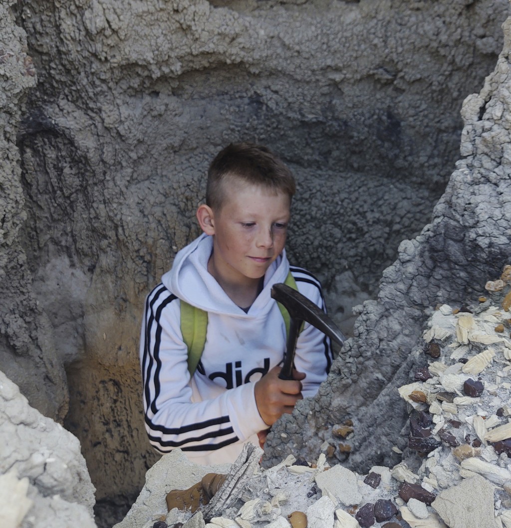 杰辛参与发掘化石。美联社