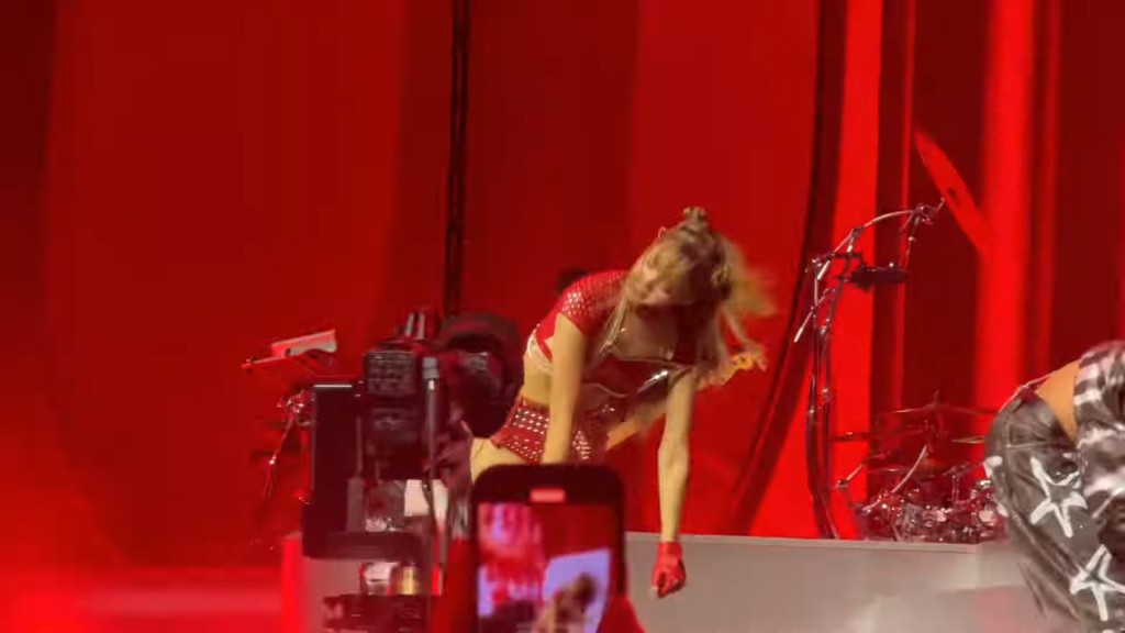 Lisa早前為美國Coachella Festival表演,舞蹈動作引起爭議。 Lisa早前為美國Coachella Festival表演,舞蹈動作引起爭議。