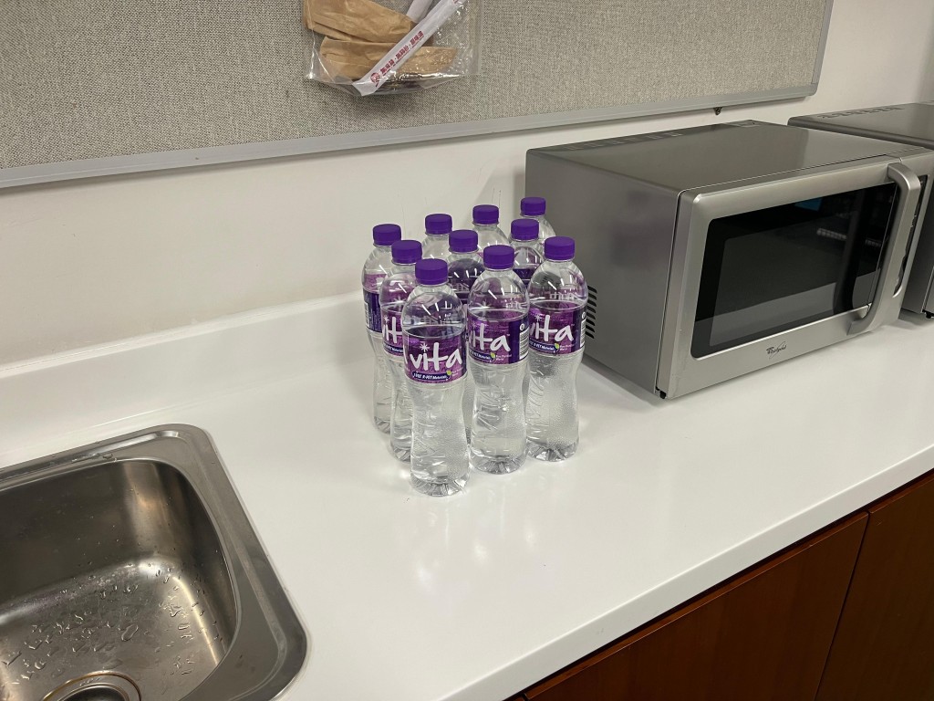 立法會記者室今早有放置維他樽裝蒸餾水供飲用。 立法會記者室今早有放置維他樽裝蒸餾水供飲用。