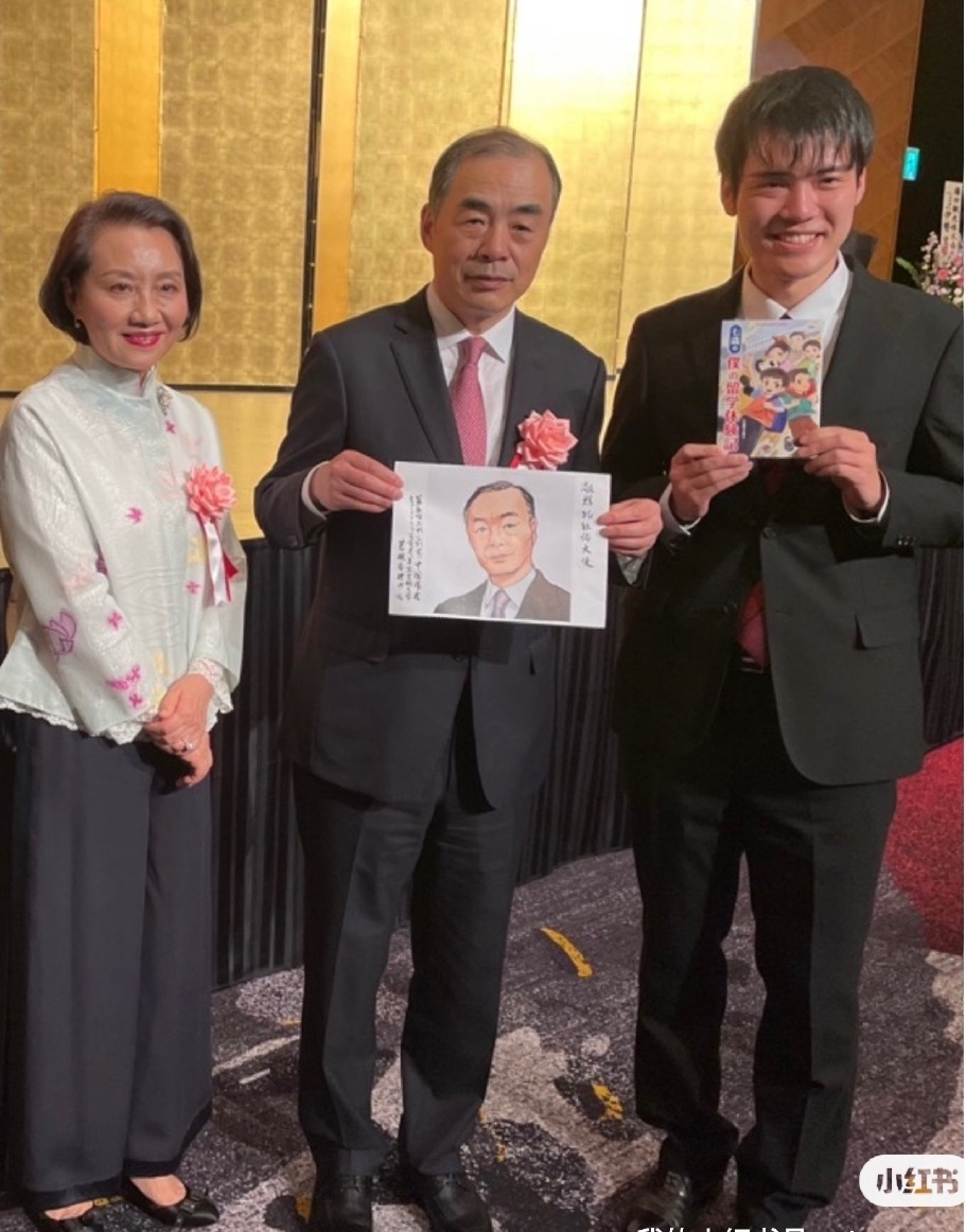 孔铉佑和夫人接受日本一青年画家赠送画像。