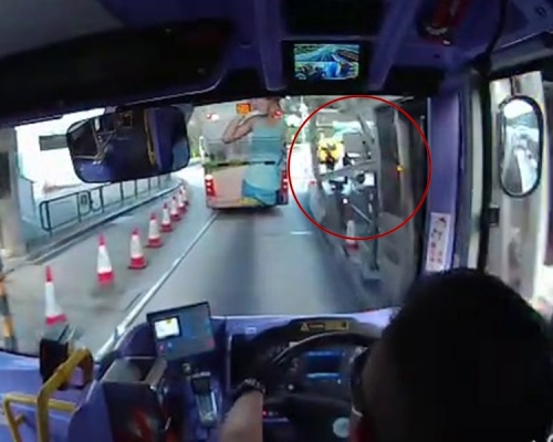 重型貨車大老山撞收費亭，鄰線巴士受波及急停。影片截圖