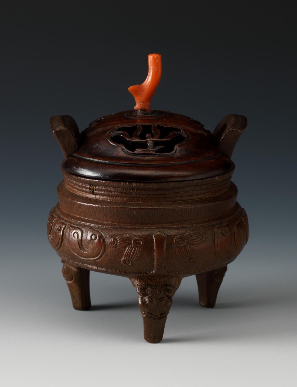 茶具文物馆新展｜清代以竹制作的三足香炉。