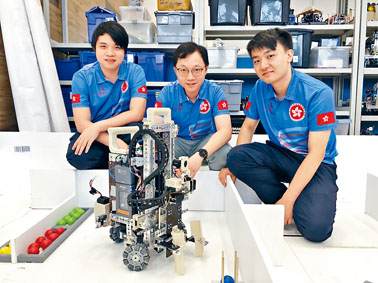 參加「機械人項目」的羅兆良（左）指，冀以香港人獨有的靈活與簡單及精確的機械人設計，在比賽中脫穎而出。