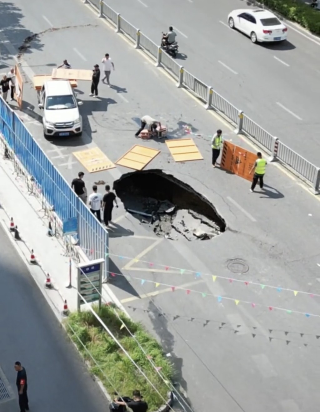 合肥道路突塌陷吞沒越野車。抖音@梁明 合肥道路突塌陷吞沒越野車。抖音@梁明