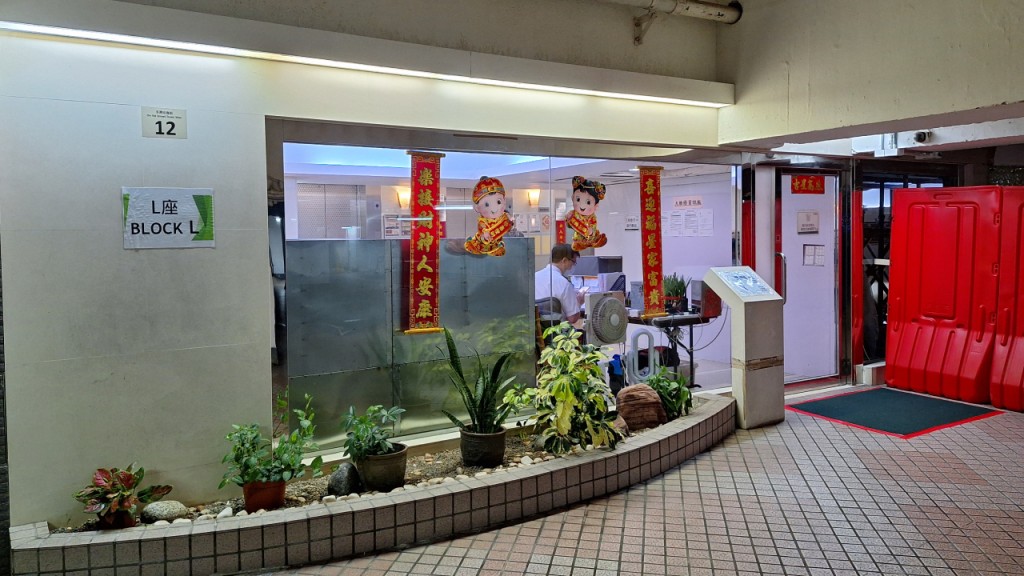 荃威花園女子睡房內昏迷 母親發現惜太遲