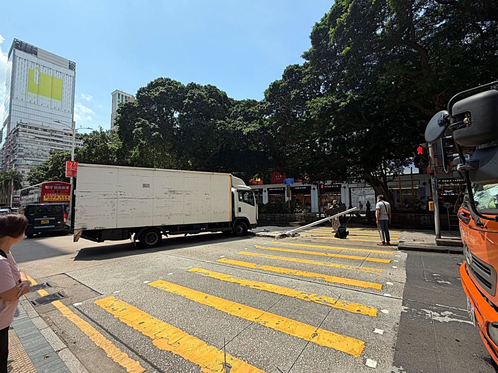 貨車撞毀燈柱。fb:馬路的事 (即時交通資訊台) 貨車撞毀燈柱。fb:馬路的事 (即時交通資訊台)